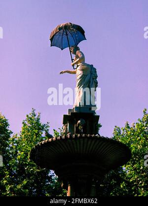 LA DAMA DE LA SOMBRILLA O LA SEÑORITA DEL PARAGUAS - 1884. AUTOR: JOAN ROIG SOLER. LAGE: PARQUE DE LA CIUDADELA. Barcelona. SPANIEN. Stockfoto