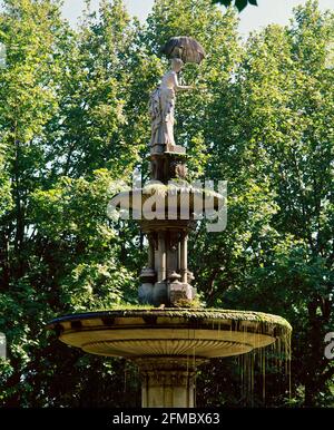 LA DAMA DE LA SOMBRILLA O LA SEÑORITA DEL PARAGUAS - 1884. AUTOR: JOAN ROIG SOLER. LAGE: PARQUE DE LA CIUDADELA. Barcelona. SPANIEN. Stockfoto