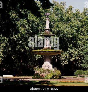 LA DAMA DE LA SOMBRILLA O LA SEÑORITA DEL PARAGUAS - 1884. AUTOR: JOAN ROIG SOLER. LAGE: PARQUE DE LA CIUDADELA. Barcelona. SPANIEN. Stockfoto