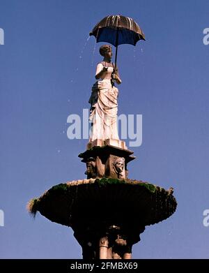 LA DAMA DE LA SOMBRILLA O LA SEÑORITA DEL PARAGUAS - 1884. AUTOR: JOAN ROIG SOLER. LAGE: PARQUE DE LA CIUDADELA. Barcelona. SPANIEN. Stockfoto