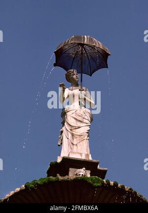 LA DAMA DE LA SOMBRILLA O LA SEÑORITA DEL PARAGUAS - 1884. AUTOR: JOAN ROIG SOLER. LAGE: PARQUE DE LA CIUDADELA. Barcelona. SPANIEN. Stockfoto