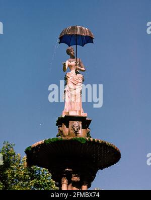 LA DAMA DE LA SOMBRILLA O LA SEÑORITA DEL PARAGUAS - 1884. AUTOR: JOAN ROIG SOLER. LAGE: PARQUE DE LA CIUDADELA. Barcelona. SPANIEN. Stockfoto