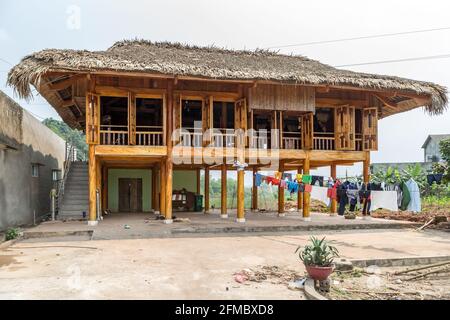 PA dann Minderheit Dorf, mit modernem Haus auf einem traditionellen Design basiert, mit Beton statt Holz, Ha Giang Provinz, Vietnam Stockfoto