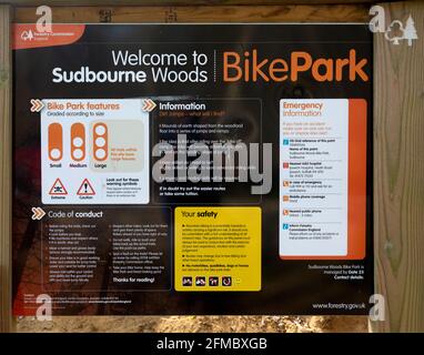 Melden Sie sich bei Bikepark, Sudbourne Woods, Forestry Commission Bike Park, Suffolk, England, UK Stockfoto