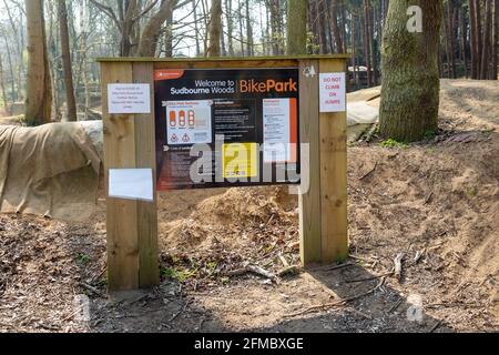 Melden Sie sich bei Bikepark, Sudbourne Woods, Forestry Commission Bike Park, Suffolk, England, UK Stockfoto