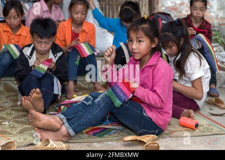 Kinder sticken, Lung Tam Linen (Flachs) Kooperative, Provinz Ha Giang, Nordvietnam Stockfoto