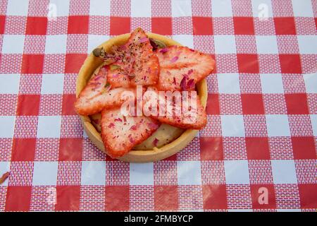 Eine Erdbeertarte mit roter Blume auf einer Küche Tischabdeckung Stockfoto