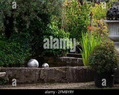 Innenhof schlitziger französischer Garten mit kleinem Teich, provence France. Gartenarbeit Konzept Stockfoto