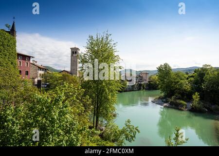 Cividale del Friuli, Italien. 5. Mai 2021. Panoramablick auf den Fluss Natisone im Stadtzentrum Stockfoto