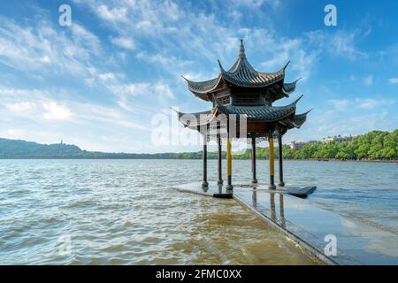 Chinesische alte Pavillon auf dem Westsee in Hangzhou. Übersetzung: "die Sammlung der Heiligen pavilion' Stockfoto