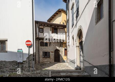 Cividale del Friuli, Italien. 5. Mai 2021. Blick auf ein mittelalterliches Haus das Stadtzentrum Stockfoto