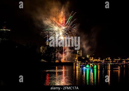Nächtliches Feuerwerk während des Sommerfestes der Lichter auf der alten Donau mit Reflexen im Wasser. Lichterfest, Wien, Österreich Stockfoto