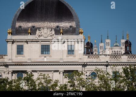 Lyon (Frankreich), 03. Mai 2021. Blick auf die Hôtel Dieu mit der Basilika Fourvière im Hintergrund. Stockfoto