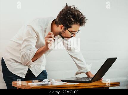 Nahaufnahme eines weißen kaukasischen Mannes während eines Videoanrufs mit einem Papier in der Faust Stockfoto