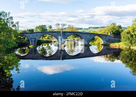 Alte Stirling-Brücke über den Fluss Forth in Schottland. Die mittelalterliche Brücke stammt aus dem 15. Jahrhundert. Stockfoto