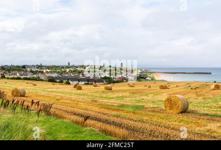 Blick über die Stadt St Andrews an der Ostküste von Fife in Schottland. Blick mit großen Heuballen im Vordergrund. Stockfoto