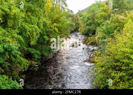 Blick auf den Clunie Water River in Aberdeenshire, Schottland. Es ist ein Nebenfluss des Flusses Dee, der den Fluss bei Braemar verbindet. Stockfoto