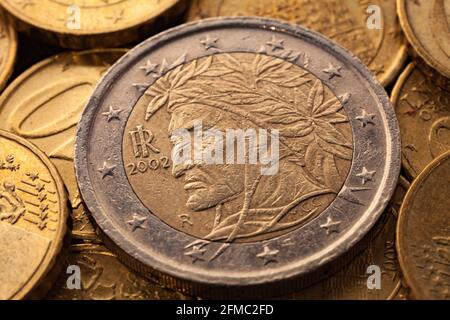 Serie von Makroaufnahmen von Euro-Münzen. Rückseite der 2-Euro-Münze. Baujahr 2002. Land Italien Stockfoto