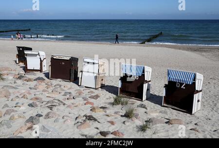 Heiligendamm, Deutschland. Mai 2021. Die ersten Liegen stehen am Ostseestrand. An der Küste wird in den kommenden Tagen mit sommerlichem Wetter gerechnet. Quelle: Bernd Wüstneck/dpa-Zentralbild/dpa/Alamy Live News Stockfoto