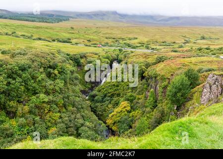 Landschaft um die Lealt Gorge und den Abhainn an Lethuillt River im Lealt-Gebiet der Isle of Skye in Schottland. Stockfoto