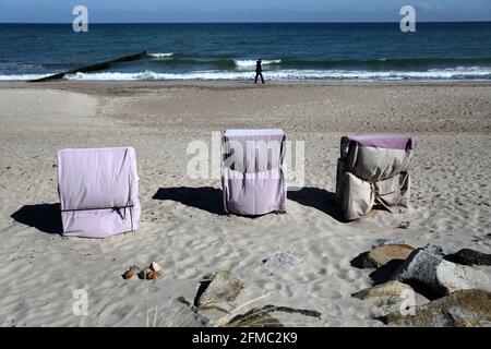 Heiligendamm, Deutschland. Mai 2021. Die ersten Liegen stehen am Ostseestrand. An der Küste wird in den kommenden Tagen mit sommerlichem Wetter gerechnet. Quelle: Bernd Wüstneck/dpa-Zentralbild/dpa/Alamy Live News Stockfoto