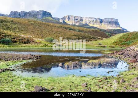 Bergige Landschaft an der Küste der Isle of Skye in der Nähe von Staffin in Schottland. Stockfoto