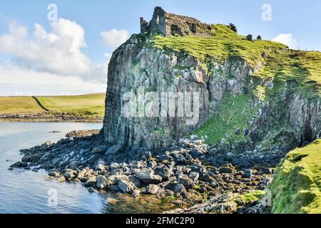 Basaltvorgebirge mit Ruinen der Burg Dultulm, an der Nordküste von Trotternish, auf der Isle of Skye in Schottland. Das Schloss wurde im Jahre 14 erbaut Stockfoto