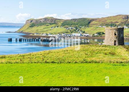 Blick über den Hafen, den Pier und den Turm von Uig auf der Isle of Skye in Schottland. Stockfoto