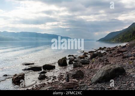 Loch Ness See in Schottland. Blick mit Lichtstrahlen, an bewölkten Tagen. Stockfoto