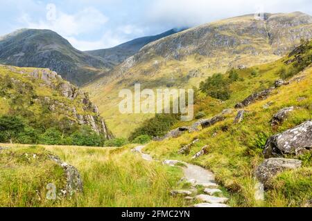 Fußweg umgeben von Hügeln in der Steall Gorge in Glen Nevis in der Nähe von Fort William, Highland, Schottland. Stockfoto