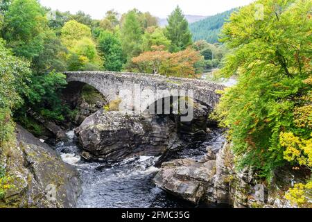 Die Old Invermoriston Bridge, auch bekannt als Thomas Telford Bridge, überspannt den Fluss Moriston (Glenmoriston) in den Highlands von Schottland. Der zwei-ar Stockfoto