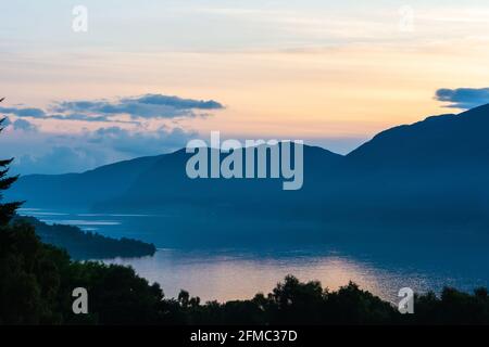 See von Loch Ness in Schottland, bei Sonnenuntergang. Stockfoto