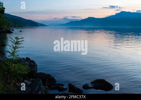 See von Loch Ness in Schottland, bei Sonnenuntergang. Stockfoto