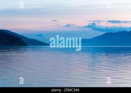 See von Loch Ness in Schottland, bei Sonnenuntergang. Stockfoto