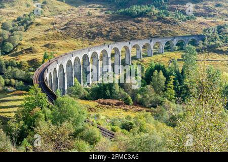 Glenfinnan Railway Viaduct in Glenfinnan, Schottland. Das Viadukt wurde 1901 erbaut. Mit 416 Metern ist sie die längste Betoneisenbahnbrücke Schottlands Stockfoto