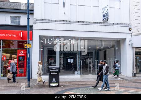 Kingston upon Thames London, Großbritannien, Mai 07 2021, Menschen oder Einkäufer, die an EINEM geschlossenen, leeren Top-Shop-Modehaus an EINER High Street vorbeilaufen Stockfoto