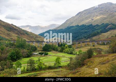 Landschaft in Glenfinnan, Schottland, mit dem Glenfinnan Railway Viaduct. Das Viadukt wurde 1901 erbaut. Stockfoto