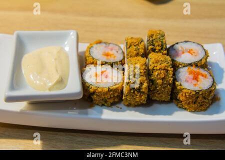 Sushi-Rollen mit Lachs, Thunfisch, Garnelen und Calamari, in Kazan, Russland. Stockfoto