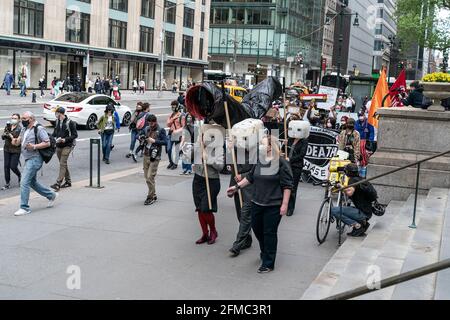 Extinction Rebellion Mitglieder veranstalteten eine Kundgebung und einen marsch, um den Bau der Linie 3 von der 5th Avenue zur 6th Avenue zu stoppen. Die Demonstranten demonstrieren gegen den Bau der Linie 3, die Öl von Kanada nach Wisconsin umfüllen soll. Sie inszenierten eine Performance mit einer Simulation einer gebrochenen Pipeline und verschütteten Öl mit schwarzer Farbe. Sie ließen gefälschtes Geld fallen, das den Profit der Banken symbolisiert, um den Bau zu finanzieren. Nach der Kundgebung reinigen sie den Bürgersteig mit sauberem Quellwasser von Farbe. (Foto von Lev Radin/Pacific Press) Stockfoto