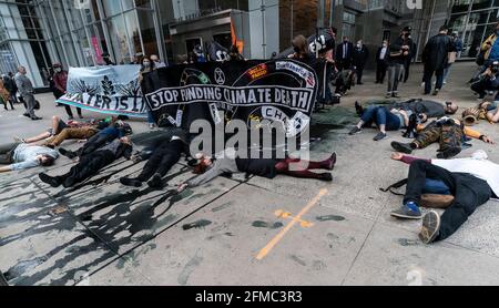 Extinction Rebellion Mitglieder veranstalteten eine Kundgebung und einen marsch, um den Bau der Linie 3 von der 5th Avenue zur 6th Avenue zu stoppen. Die Demonstranten demonstrieren gegen den Bau der Linie 3, die Öl von Kanada nach Wisconsin umfüllen soll. Sie inszenierten eine Performance mit einer Simulation einer gebrochenen Pipeline und verschütteten Öl mit schwarzer Farbe. Sie ließen gefälschtes Geld fallen, das den Profit der Banken symbolisiert, um den Bau zu finanzieren. Nach der Kundgebung reinigen sie den Bürgersteig mit sauberem Quellwasser von Farbe. (Foto von Lev Radin/Pacific Press) Stockfoto