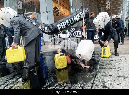 Extinction Rebellion Mitglieder veranstalteten eine Kundgebung und einen marsch, um den Bau der Linie 3 von der 5th Avenue zur 6th Avenue zu stoppen. Die Demonstranten demonstrieren gegen den Bau der Linie 3, die Öl von Kanada nach Wisconsin umfüllen soll. Sie inszenierten eine Performance mit einer Simulation einer gebrochenen Pipeline und verschütteten Öl mit schwarzer Farbe. Sie ließen gefälschtes Geld fallen, das den Profit der Banken symbolisiert, um den Bau zu finanzieren. Nach der Kundgebung reinigen sie den Bürgersteig mit sauberem Quellwasser von Farbe. (Foto von Lev Radin/Pacific Press) Stockfoto