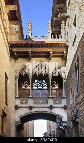 Carrer del Bisbe im Gotischen Viertel. Barcelona. Spanien Stockfoto