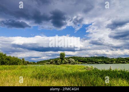 Eine Reihe von schönen Aussichten auf den Rauchwartsee in einem suny-Tag, Burgenland, Österreich. Stockfoto