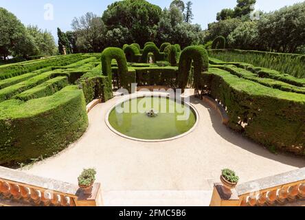 Der Eingang zum berühmten Labyrinth im Park des Labyrinths von Horta (Parc del Laberint d'Horta) in Barcelona, Spanien Stockfoto