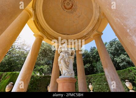 Pavillon mit Skulptur im Park des Labyrinths von Horta (Parc del Laberint d'Horta) in Barcelona, Spanien Stockfoto