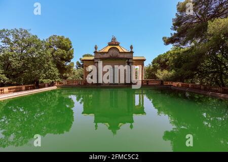 Grüner Teich im Park des Labyrinths von Horta (Parc del Laberint d'Horta) in Barcelona, Spanien Stockfoto