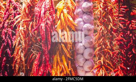 Bündeln von sonnengetrockneten roten und gelben Paprika und Knoblauch (Vintage-Fotoeffekt) Stockfoto