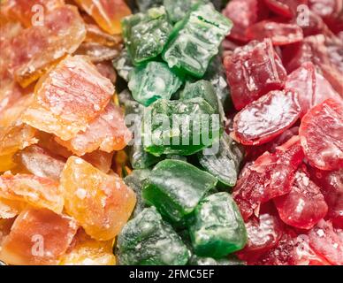 Zusammensetzung aus kandierter Marmelade in drei Farben, gelb, rot und grün (selektiver Fokus) Stockfoto