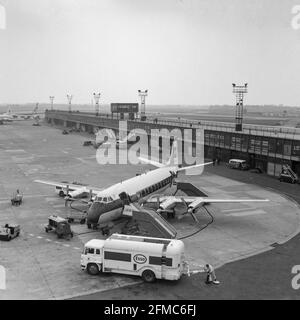 Altes Schwarz-Weiß-Foto, aufgenommen am Manchester Ringway Airport in England, am 11. April 1970, zeigt ein BEA, British European Airways, Vickers Viscount Airliner, Registrierung G-AOJB. Das Flugzeug wird von einem Esso-Tanker betankt. Stockfoto