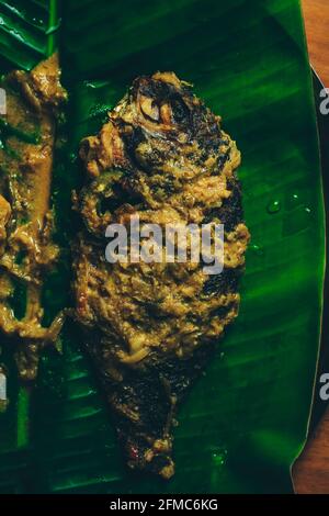 Bengalisches Fischgericht, Telapia auf Bananenblatt, selektiver Fokus Stockfoto